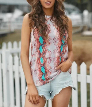 Blusa naranja estilo camiseta, animal print, estampado de serpiente, cuello redondo con fino ojal en parte trasera en forma de lágrima. Moda "Animal Print" 2023 en Venezuela.