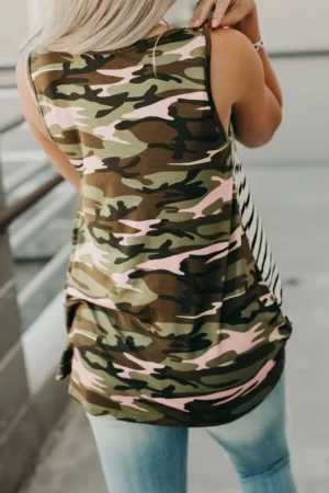 Blusa juvenil y casual, tela a rayas y camuflado, estilo camiseta, cuello redondo, combinación rayas navy (marineras) con camuflado en la parte trasera. Moda 2023 en vestidos y blusas elegantes a rayas marineras.