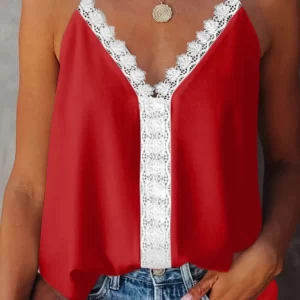 Blusa lencera roja con encaje en parte frontal, finos tirantes ajustables, cuello en V, adornado con delicado encaje blanco. Moda en tops lenceros 2023.