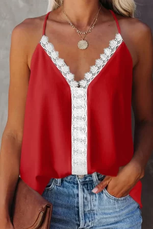 Blusa lencera roja con encaje en parte frontal, finos tirantes ajustables, cuello en V, adornado con delicado encaje blanco. Moda en tops lenceros 2023.