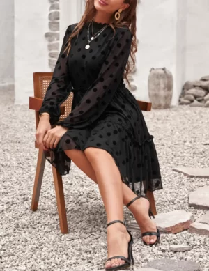 Vestido negro elegante, manga larga con transparencias, cuello redondo, tela de puntos, cintura imperio. Cómo combinar un "little black dress" (mini vestido negro).